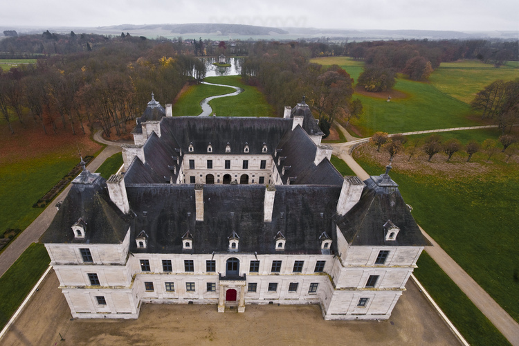 Ancy le Franc : vue générale du parc et du château.