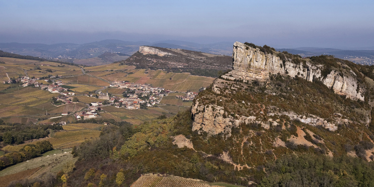 Vue panoramique de la Roche de Solutré (qui culmine à 493 mètres) en automne. C'est un des plus riches gisements préhistorique d'Europe. En arrière plan, la roche de Vergisson.