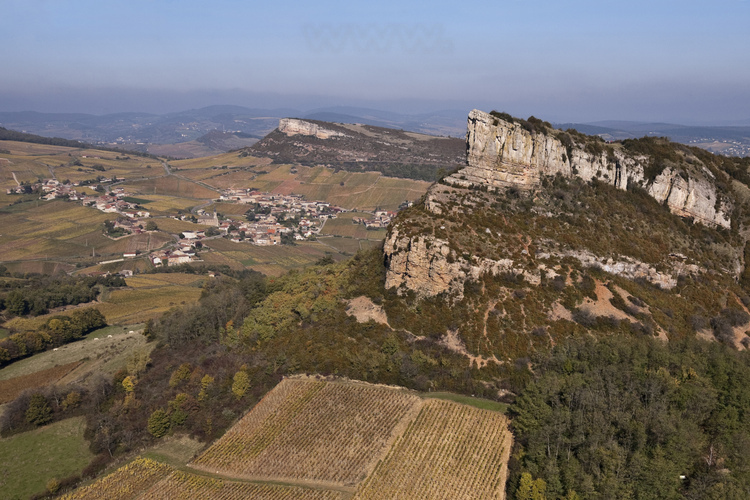Vue générale de la Roche de Solutré (qui culmine à 493 mètres) en automne. C'est un des plus riches gisements préhistorique d'Europe. En arrière plan, la roche de Vergisson.