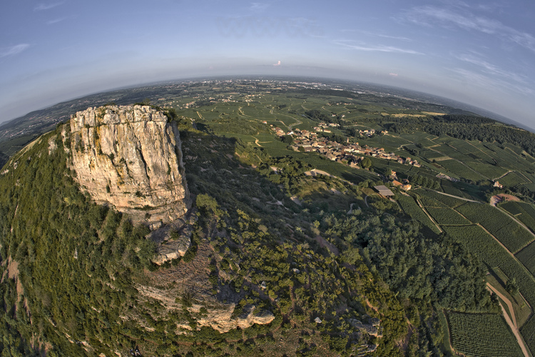 Vue panoramique de la Roche et le village de Solutré.