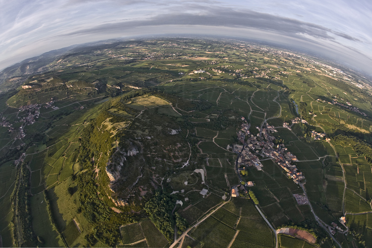Vue panoramique de la Roche et le village de Solutré. En arrière plan à gauche, la roche de Vergisson.