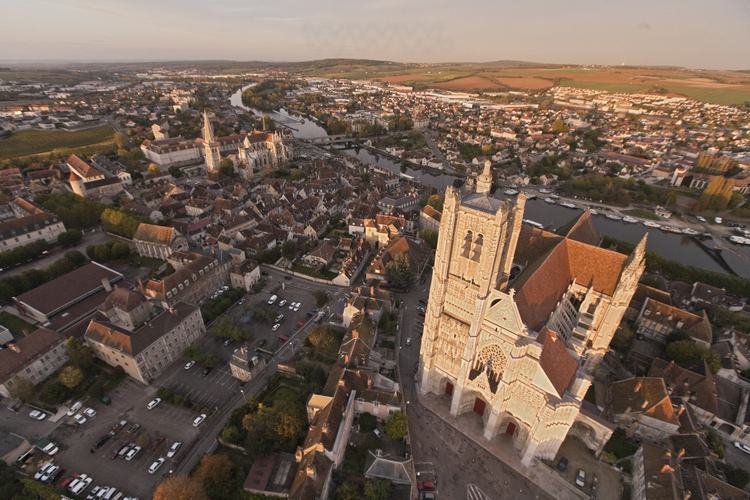 Auxerre : vue générale de la ville avec, au premier plan, la cathédrale Saint Étienne. Au second plan de g. à d., l'Hôtel du département, l'église Saint Germain et l'Yonne.