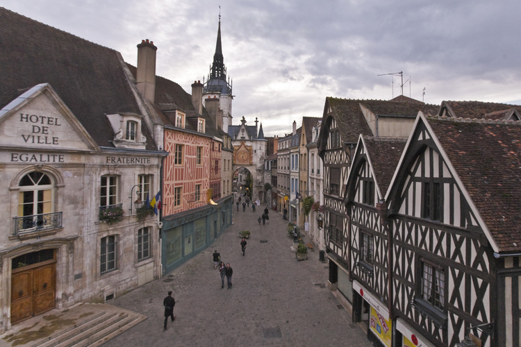 Auxerre : la rue de l'Horloge (visible en arrière plan) et ses maisons médiévales.