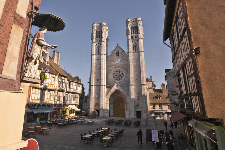 Chalons sur Saône : place et cathédrale Saint Vincent. Au premier plan à gauche, une statue du saint éponyme.