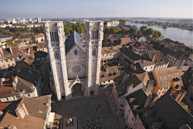 Chalons sur Saône : place et cathédrale Saint Vincent. En arrière plan à droite, la Saône.