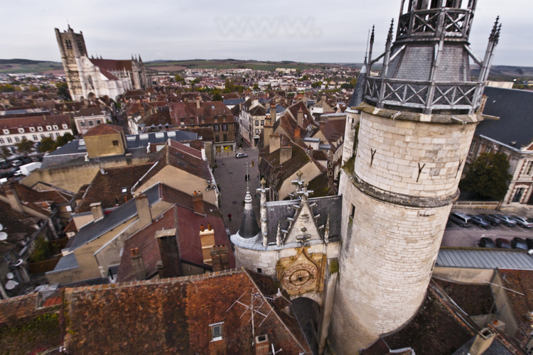 Auxerre : la Tour de l'Horloge. En arrière plan, la cathédrale Saint Étienne.