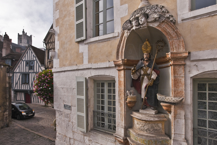 Auxerre : détail sur une sculpture de Saint Nicolas, sur la place du même nom.