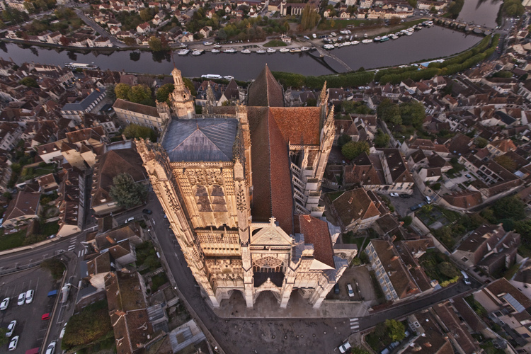 Auxerre : la cathédrale Saint Étienne. Au second plan, l'Yonne.