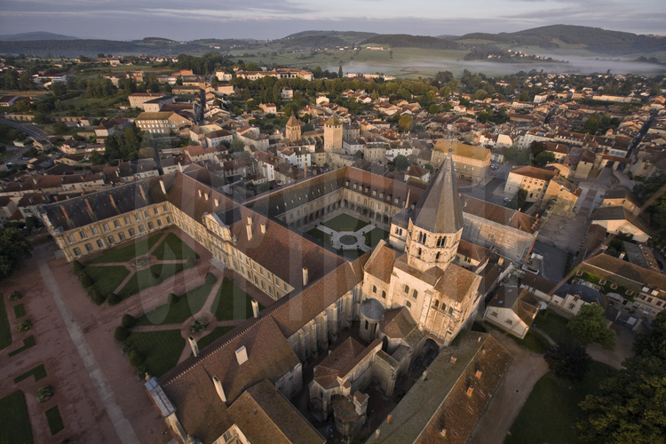 Cluny : vue générale de la ville avec, l'abbaye éponyme. Au premier plan, le clocher de l'Eau-Bénite.