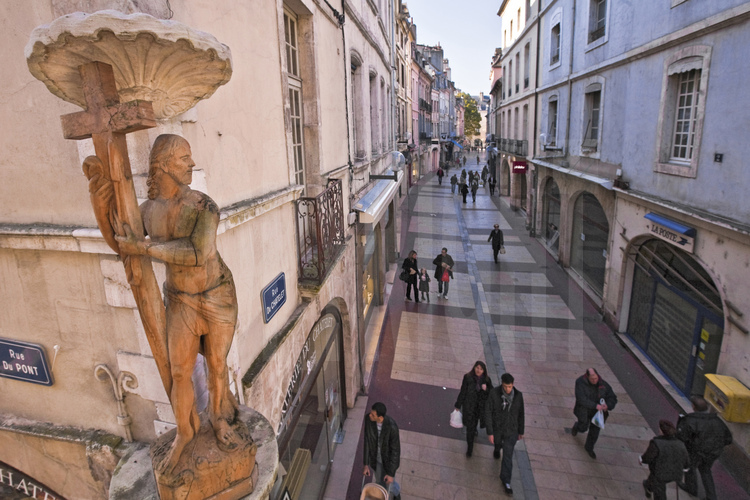 Chalons sur Saône : dans la vielle ville, une statue du Christ au carrefour de la rue du Pont et de la rue du Châtelet.