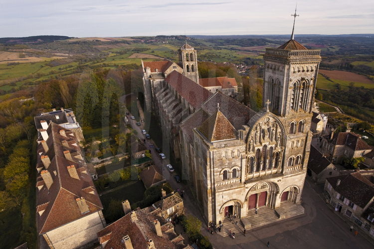 Vézelay : la basilique Sainte Marie Madeleine, chef-d'œuvre de l'architecture romane.