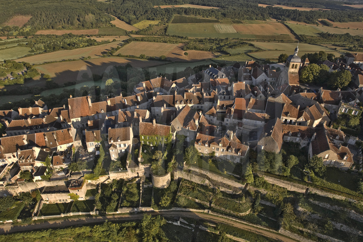 Vézelay : le village et ses remparts.