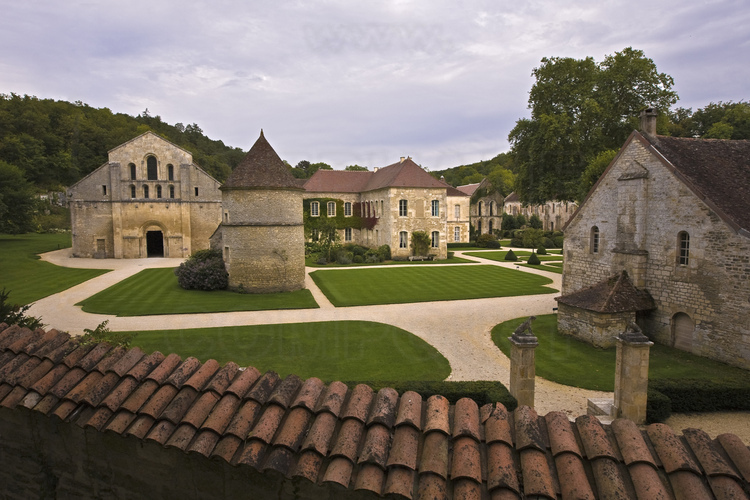 L'abbaye cistercienne de Fontenay, classée au patrimoine mondial de l'Unesco depuis 1979. En arrière plan, l'église abbatiale et le cloître.