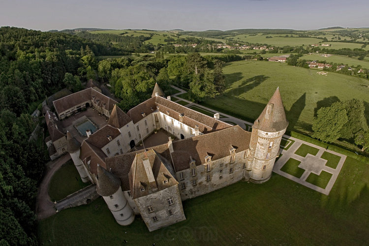 Vue générale sur le château et le parc du château de Bazoches, résidence de Vauban.