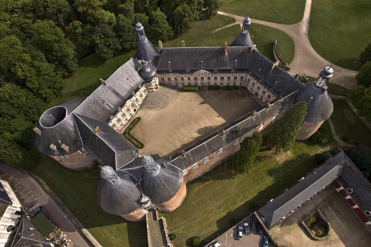 Vue générale du château de Saint Fargeau, capitale de la Puisaye.