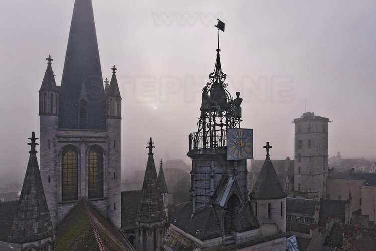 Dijon : Église Notre Dame. Au premier plan, L'horloge au Jacquemart, prise de guerre devenue un des symboles de la ville. En arrière plan de g. à d. : le clocher et la tour Philippe le Bon du Palais des Ducs de Bourgogne.