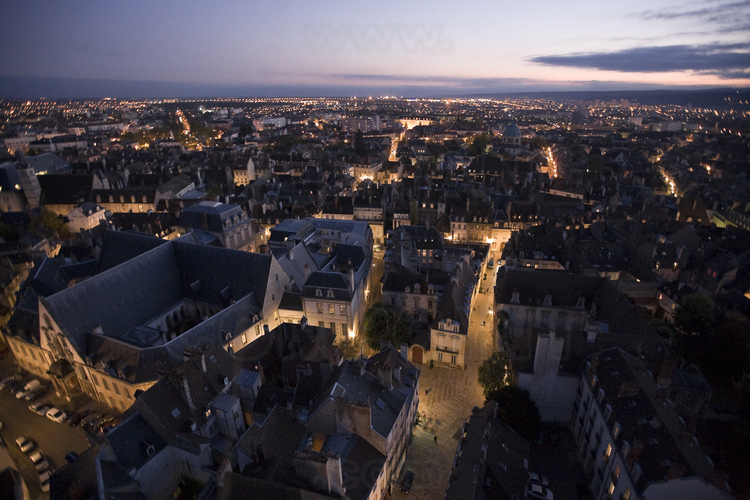 Dijon : vue nocturne du centre ville.
