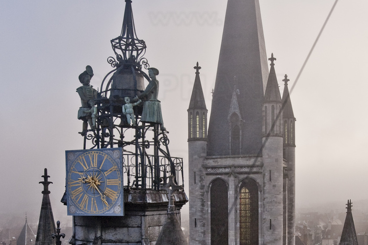 Dijon : L'horloge au Jacquemart de l'église Notre Dame, prise de guerre médiévale devenue un des symboles de la ville. En arrière plan, le clocher de l'église.