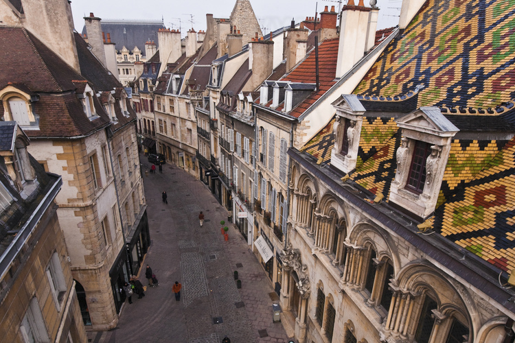 Dijon : Toits aux tuiles vernissés sur une des maisons bourgeoises de la rue des Forges.