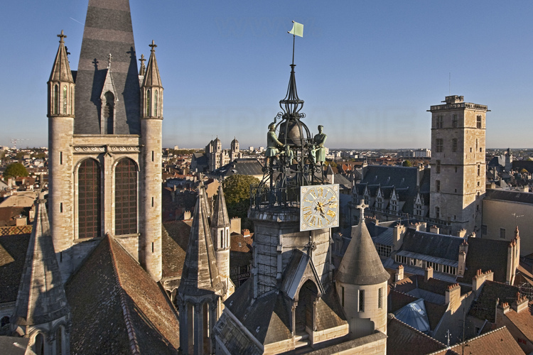 Dijon : Église Notre Dame. Au premier plan, L'horloge au Jacquemart, prise de guerre devenue un des symboles de la ville. En arrière plan de g. à d. : le clocher, l'église Saint Michel et la tour Philippe le Bon du Palais des Ducs de Bourgogne.