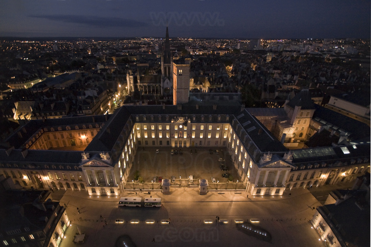 Dijon : vue nocturne du Palais et de la place des Ducs de Bourgogne avec, de g. à d., la cour de Flore, la cour d'honneur avec la Tour Philippe-le-Bon, et la cour de Bar. En arrière plan au centre, l'église Notre Dame.