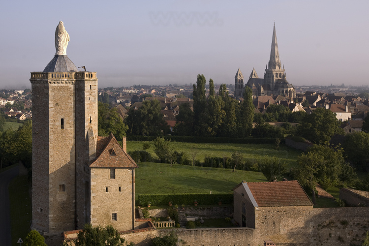 Autun : La Tour des Ursulines sur les remparts de la ville (au premier plan) et la cathédrale Saint Lazare (en arrière plan).