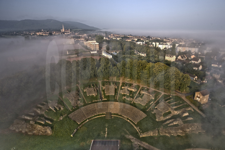 Autun : Vue générale de la ville avec, au premier plan, les vestiges du théâtre romain qui fut le plus vaste de Gaule et qui pouvait recevoir jusqu'à 12000 spectateurs. En arrière plan à gauche, la cathédrale Saint Lazare,