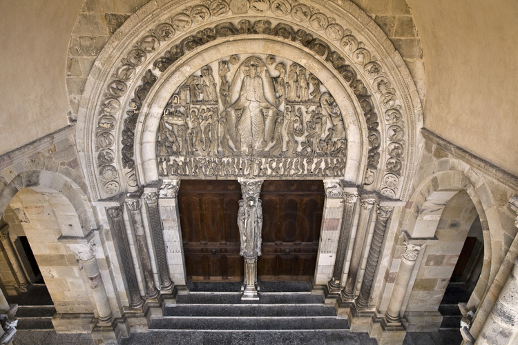 Autun : portail central de la cathédrale Saint Lazare avec son fameux tympan et son Christ en majesté, chefd'œuvre de la sculpture romane.