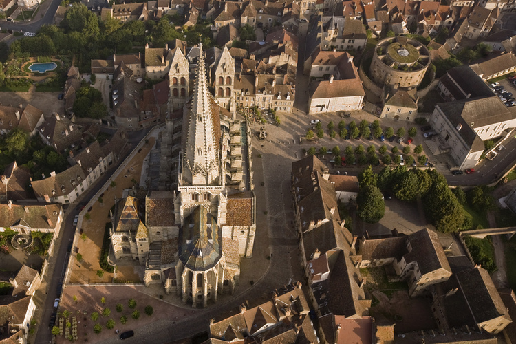 Autun :  la cathédrale Saint Lazare, la place du Refitou et le musée Rolin.