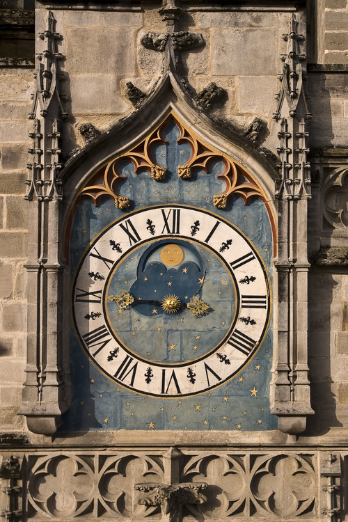 Autun : Horloge sur la façade Est de la cathédrale Saint Lazare.