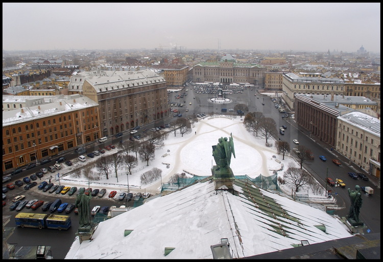 Vue de la place Saint Isaac depuis le dôme de la cathédrale. En arrière plan, la statue équestre de Nicolas 1er et le Palais Marinski : baptisé ainsi en l'honneur de la fille du tsar, il abrite aujourd'hui l'Hôtel de Ville de Saint Petersbourg.
