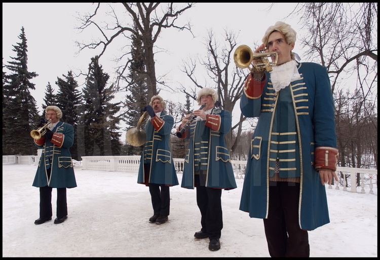 Domaine de Peterhof : musiciens avec le costume traditionnel de l'époque impériale.