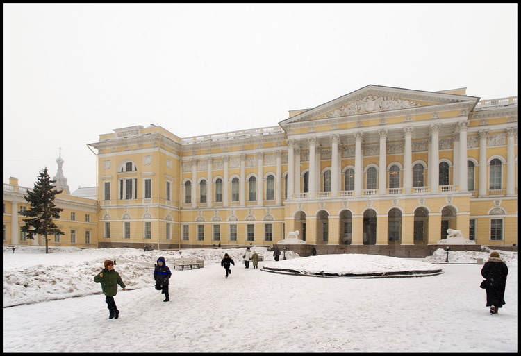 The Russian Museum.  The main wall giving on Arts Square.  Located in the 
Mikhaïlovski Palace for which the construction began in 1819, this is one of 
architect Carlo Rossi's most beautiful creations.  This museum is home to the 
most fabulous collection of paintings, sculptures and Russian decorative 
objets d'art in the world.