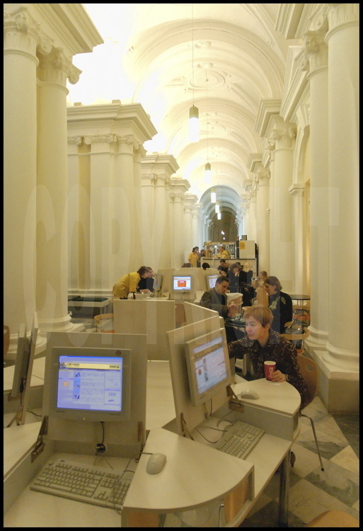 Musée de l'Ermitage. La galerie Rastrelli, près de l'entrée principale du Musée, abrite maintenant un Web café, destiné au public comme au personnel du Musée.