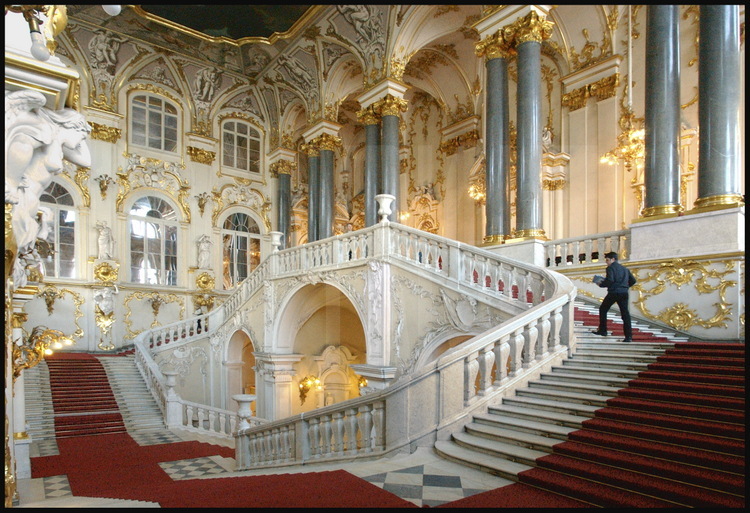 Palais d'Hiver, escalier Jourdain. Dans ce vaste escalier circulaire construit en 1762 par l'architecte Bartolomeo Rastrelli (1700-1771), la famille impériale venait assister à la cérémonie du baptême dans la Neva le jour de l'Epiphanie.