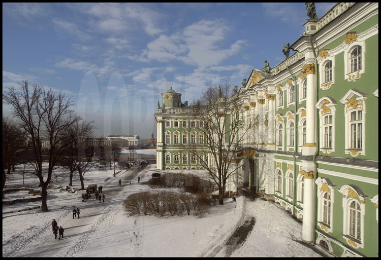 Le palais d'Hiver et le musée de l'Ermitage, façade sud. Construit pour la tsarine Elisabeth, cette somptueuse résidence est l'une des plus belles réalisations de l'architecte Bartolomeo Rastrelli (1700-1771). La construction, qui débuta en 1754 pour s'achever en 1768 est un superbe exemple du style baroque russe. En arrière plan, la Strelka (la pointe) de l'île Vassilievski avec le Musée de la Marine et les Colonnes rostrales.