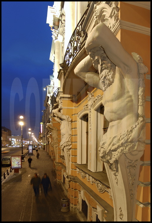 La perspective Nevski, une des avenues les plus célèbres au monde, est le poumon économique et culturel de la ville. Elle est jalonnée d'édifices somptueux qui affichent une profusion de styles architecturaux. Atlantes et autres sculptures à la beauté monumentale sont les témoins silencieux des métamorphoses que la cité a traversé pendant ses trois siècles d'existence.