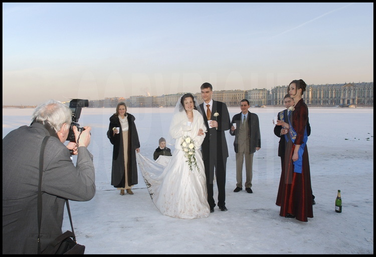 Devant la Strelka (la pointe) de l'île Vassilievski, les tous jeunes mariés Petersbourgeois ont pour habitude de célébrer leur union sur la Néva gelée. En arrière plan, le quai du Palais avec, à droite, l'Ermitage et le Palais d'Hiver.