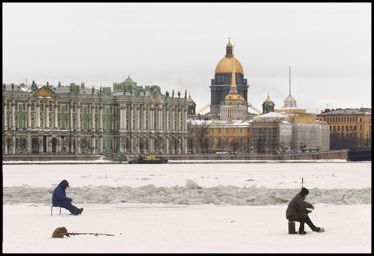 The frozen Neva is a favorite place for fishermen who, after having 
pierced the ice, patiently wait for the fish to rise to the surface.  In the 
background, the palace banks with, from left to right: the Hermitage and the Winter Palace, Saint Isaac's Cathedral, the Admiralty.
