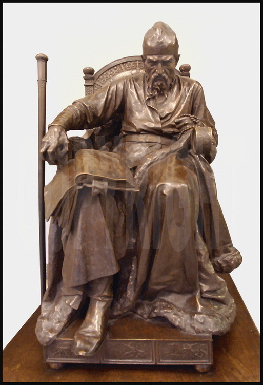 Statue d'Ivan le Terrible (1533-1584) au musée Russe. Bien qu'il ait terminé son règne dans un régime de terreur, allant jusqu'à faire tuer son fils aîné, Ivan le Terrible fût le premier « tsar de toutes les Russies ». Depuis son règne, le territoire russe est le plus vaste de la planète.