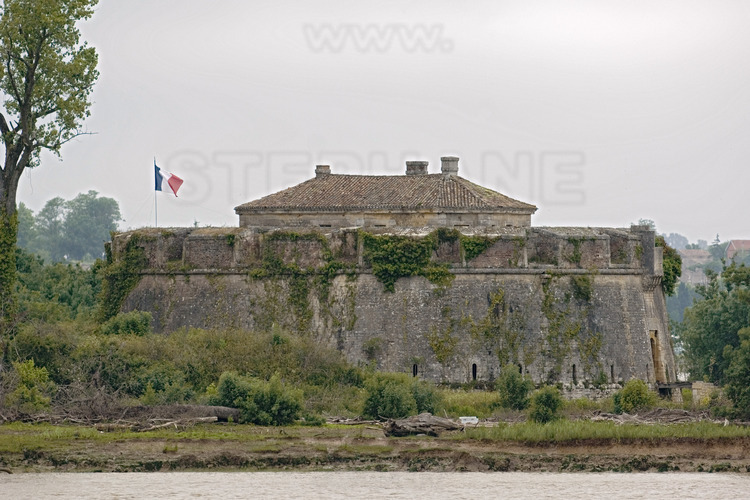 L'enceinte urbaine de Blaye, les forts PateCussac et Fort Medoc (Gironde): 
Un triptyque verrouillant un estuaire.
Fort Cussac, situe sur l'ile du Pate, au milieu de la Gironde.