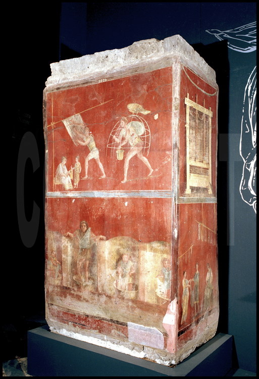 Pompéi, fullonica de Veranius Ipseus. il s'agit d'un pilastre peint sur trois côtés qui vante l'activité des foulons. Ce genre de scènes décrivant avec simplicité et précision des activités artisanales est fréquent à Pompéi, en devanture des boutiques.