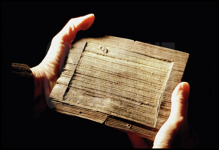 Découvertes dans une villa de Murecine, au sud de Pompéi, ces tablettes de cire sont des documents d'activité financière. L'écriture y est gravée au stylet, sur une mince couche de cire étalée sur une planchette en bois à rebord pour qu'elle ne s'écoule pas.