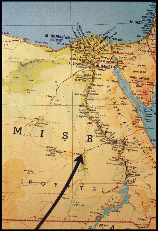 Sur cette carte de l'Égypte contemporaine, emplacement du site d'Ain Labakha et de l'oasis de Kharga, au milieu du désert de Libye.