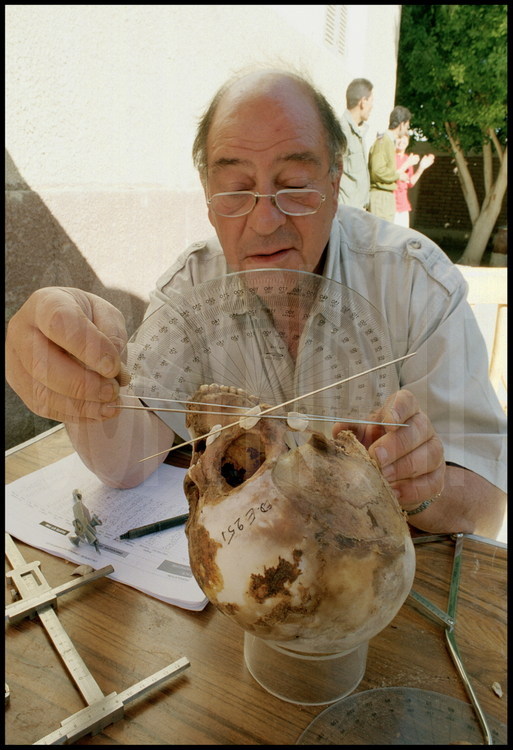 Laboratoire de campagne au musée de Kharga. L'anthropologue Jean-Louis Heim mesure avec soin les dimensions de chacune des momies.