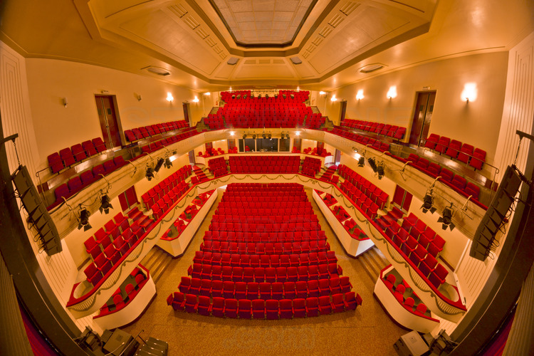 Villeneuve sur Lot : salle intérieure du théâtre Georges Leygues. // Villeneuve sur Lot: main hall of Georges Leygues theater.