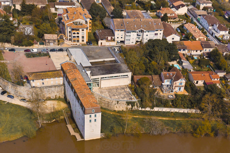 Villeneuve sur Lot, on the right bank, the museum of Gajac seen from the south. In the background, the the Gardens street.
