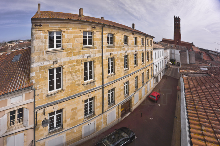 Villeneuve sur Lot : in the city center, the District Court and St. Catherine's Church.