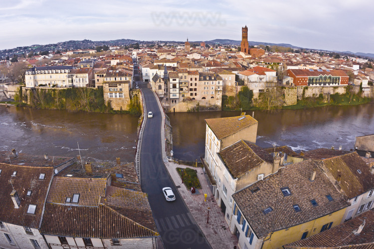 Villeneuve sur Lot: both banks of the river Lot from the south. Altitude 25 m. In the foreground, Pujols street. In the background, the river Lot and the Bridge of Cieutats, followed by the eponymous street. In the background from left to right, the former Town Hall, Chapel du Bout du Pont and St. Catherine church.