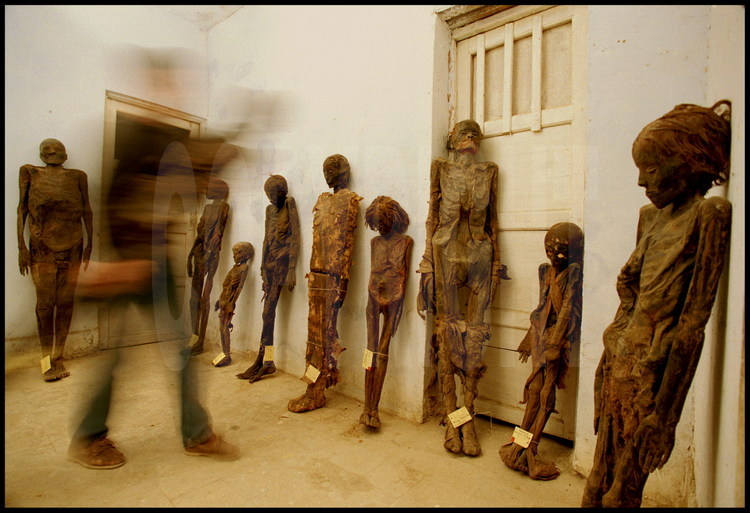 Au musée de Kharga, situé à 20 km du site d'Ain Labakha, un laboratoire de campagne a été aménagé pour l'examen des momies. Numérotées et 